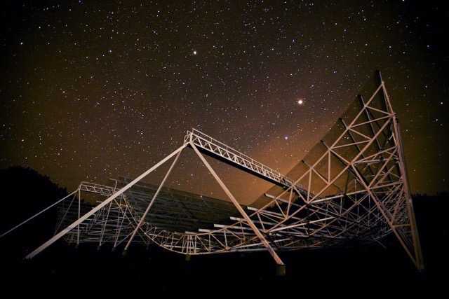 Astronomers detect a radio “heartbeat” billions of light-years from Earth